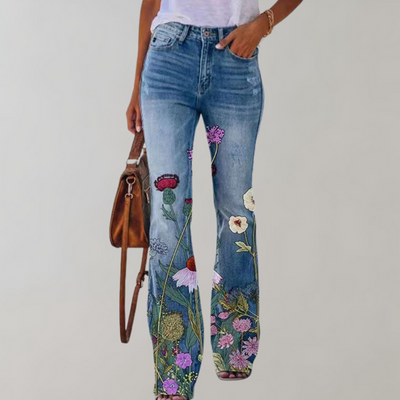 Frida | Uitlopende broek met knoopsluiting