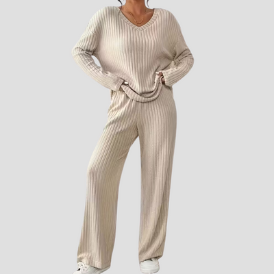 Luna | Loungewear Set Dames met V-Hals en Rechte Pijpen in Zachte Geribde Stof 2